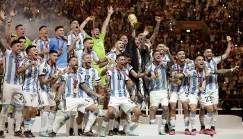 منتخب الأرجنتين يرفع كأس العالم في ملعب لوسيل (ريتشارد سيللرز/Getty)
