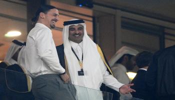 زلاتان إبراهيموفيتش مع أمير قطر الشيخ تميم بن حمد آل ثاني (فرانك فيفه/فرانس برس)