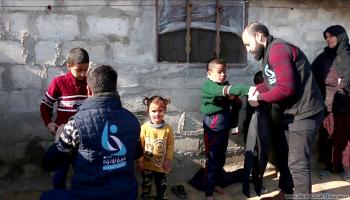 توزيع ملابس شتوية على النازحين في سورية (عدنان الإمام/العربي الجديد)
