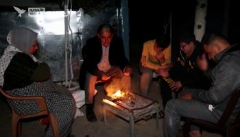 جمع الحطب وسيلة بدائية لتأمين الدفء في غزة