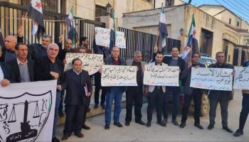 وقفة لنقابة المحامين السوريين الأحرار رفضا للتطبيع مع النظام (العربي الجديد)