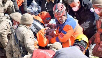 إنقاذ ناجين من زلزال فبراير 2023 في تركيا (الأناضول)