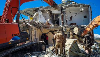 حلّ دمار في المدينة بفعل الزلزال المزدوج (إيرين آكا/ Getty)