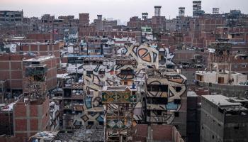 عمل للفنان التونسي إل سيد في أحد الأحياء المُفقَرة بالقاهرة، شباط/ فبراير 2023 (Getty)