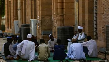اهتمام كبير للسودانيين بالفضائل الروحية في رمضان (محمود حجاج/ الأناضول)