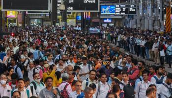 حشود في محطة قطارات في مومباي (بونيت بارانجيبي/فرانس برس)