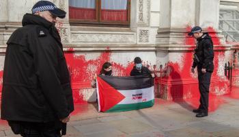 ناشطون من حركة "بالستاين أكشن" يطلون مبنى الخارجيّة البريطانيّة باللون الأحمر إحياءً لذكرى النّكبة (جاي سمالمان/Getty)