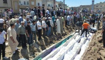 قٌتل في مجزرة الحولة أكثر من 107 مدنيين سوريين (تويتر)