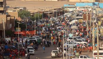 آلاف السودانيين يتوافدون إلى الحدود المصرية (فرانس برس)