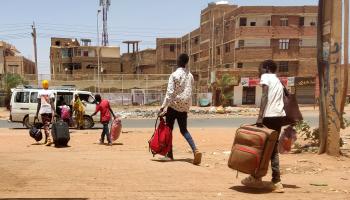 سودانيون نازحون وسط الاشتباكات في السودان (فرانس برس)
