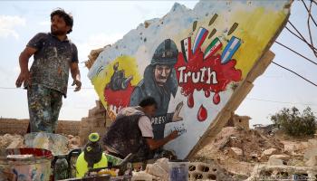 جدارية في إدلب تدين مقتل أرمان سولدين (العربي الجديد)