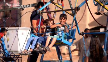 مدينة ملاهٍ متنقلة في الموصل القديمة بالعراق تسعد الأطفال خلال العيد