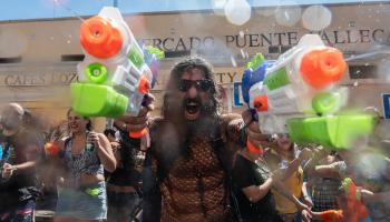 حرب المياه الباردة.. مهرجان سنوي في إسبانيا