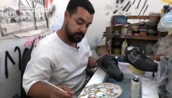 تونسي يحيي الأحذية القديمة بطريقة فنية وصديقة للبيئة