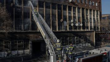 المبنى المحترق في جوهانسبرغ (ميشال سباتاري/ فرانس برس)