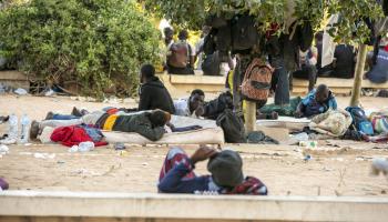 مهاجرون في حديقة عامة في صفاقس في تونس (ياسين قايدي/ الأناضول)