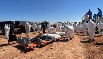 جثث ضحايا ودفن جماعي في درنة في ليبيا (حمزة الأحمر/ الأناضول)