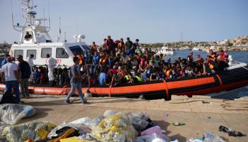 مهاجرون في لامبيدوزا في إيطاليا (زكريا عبد الكافي/ فرانس برس)