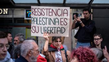 المقاومة هي حرية فلسطين من شعارات مظاهرة إسبانية في برشلونة، 21 تشرين الأولأكتوبر 2023 (Getty)