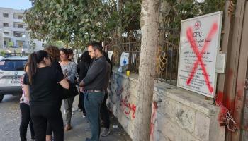 أهالي الأسرى يغلقون مقر الصليب الأحمر في البيرة (العربي الجديد)