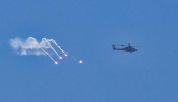 طائرة إسرائيلية ترمي قنابلها فوق قطاع غزّة في 17/ 11/ 2023 (فرانس برس)