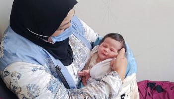 طفل مولود حديثاً في ملجأ أونروا وسط الحرب في غزة (إكس)