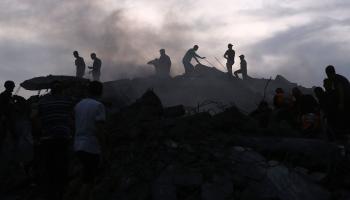 عمليات بحث وإنقاذ في موقع الغارات الإسرائيلية (أحمد زقوت/Getty)