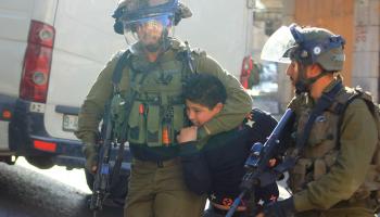 الاحتلال الإسرائيلي واعتقال طفل فلسطيني في الضفة الغربية (عامر الشلودي/ الأناضول)