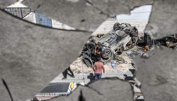 أضرار قصف في قرية في النقب وسط الحرب على غزة (فرانس برس)