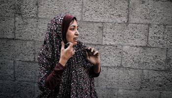 امرأة فلسطينية وسط الحرب الإسرائيلية على غزة (بلال خالد/ الأناضول)