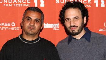 عماد بُرناط (يسار الصورة) وغي دَفيدي في "مهرجان ساندانس 2012" (جوناثان ليبسن/Getty)
