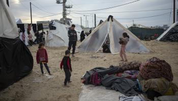 نازحون فلسطينيون في مخيم في المواصي في جنوب قطاع غزة (فاطمة شبير/ أسوشييتد برس)