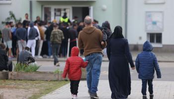 مهاجرون طالبو لجوء في مركز استقبال أولي في ألمانيا (Getty)