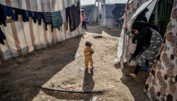 فلسطينيون في مخيم نازحين في غزة (عبد زقوت/ الأناضول)