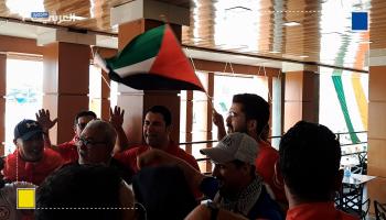 مشجعون تونسيون يدعمون فلسطين بالكوفية في ساحل العاج 
