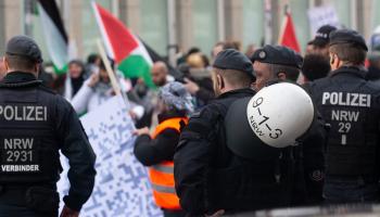الشرطة الألمانية تقف بوجه متظاهرين مؤيّدين للحق الفلسطيني، دوسلدورف، 30 كانون الأول/ ديسمبر 2023 (Getty)