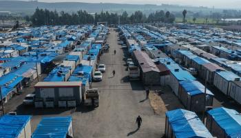 يعيش آلاف من منكوبي الزلزال في مخيمات إيواء (براق كارا/Getty)