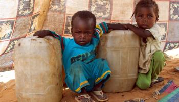 أطفال سودانيون في مخيم زمزم في ولاية شمال دارفور في السودان (الأناضول)