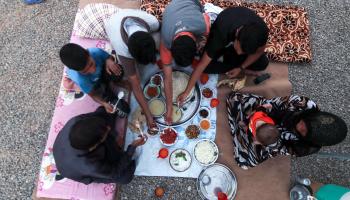 تنحصر فترة تناول الطعام بين 8 و10 ساعات خلال رمضان (كريم صاهب/ فرانس برس)