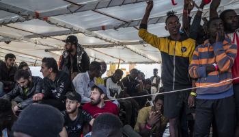 اللجوء إلى أوروبا مهاجرون أنقذوا في البحر المتوسط، إيطاليا 2023 (خوسيه كولون/الأناضول)
