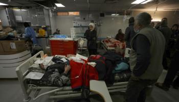 فلسطينيون في مجمع الشفاء الطبي في غزة (داود أبو الكاس/ الأناضول)