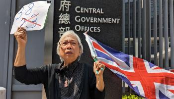 هونغ كونغ الناشطة ألكسندرا وونغ تتظاهر أمس ضد القانون (هولمز تشان/فرانس برس)