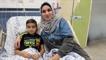 الطفل الفلسطيني علي جنينة ووالدته في مستشفى في القدس 2 (العربي الجديد)