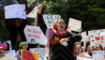 متظاهرون داعمون لفلسطين في جامعة تكساس أمس الأول (نوري فالبونا/رويترز)