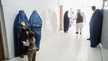 زيارة الطبيب والحصول على دواء غير مألوفين لدى الأفغانية الحامل (Getty)