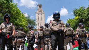 عناصر من شرطة تكساس الأميركية تُطوّق تظاهرة داعمة لقضيّة فلسطين، 29 نيسان/ إبريل 2024 (Getty)