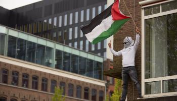 متظاهر متضامن مع غزة في أمستردام، مايو 2024 (بيير كروم/ Getty)