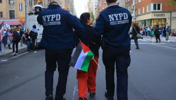 الشرطة تعتقل متظاهرة متضامنة مع فلسطين في نيويورك، 6 مايو 2024