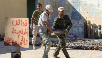 ليبيا/مسلحون تابعون لحكومة الوحدة بعد مصادرة ذخائر بطرابلس، 2020 (محمود تركية/فرانس برس)