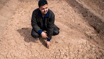 مزارع يشير إلى تشقق الأرض بسبب الجفاف في أغادير بالمغرب، 22 أكتوبر 2020 (فرانس برس)